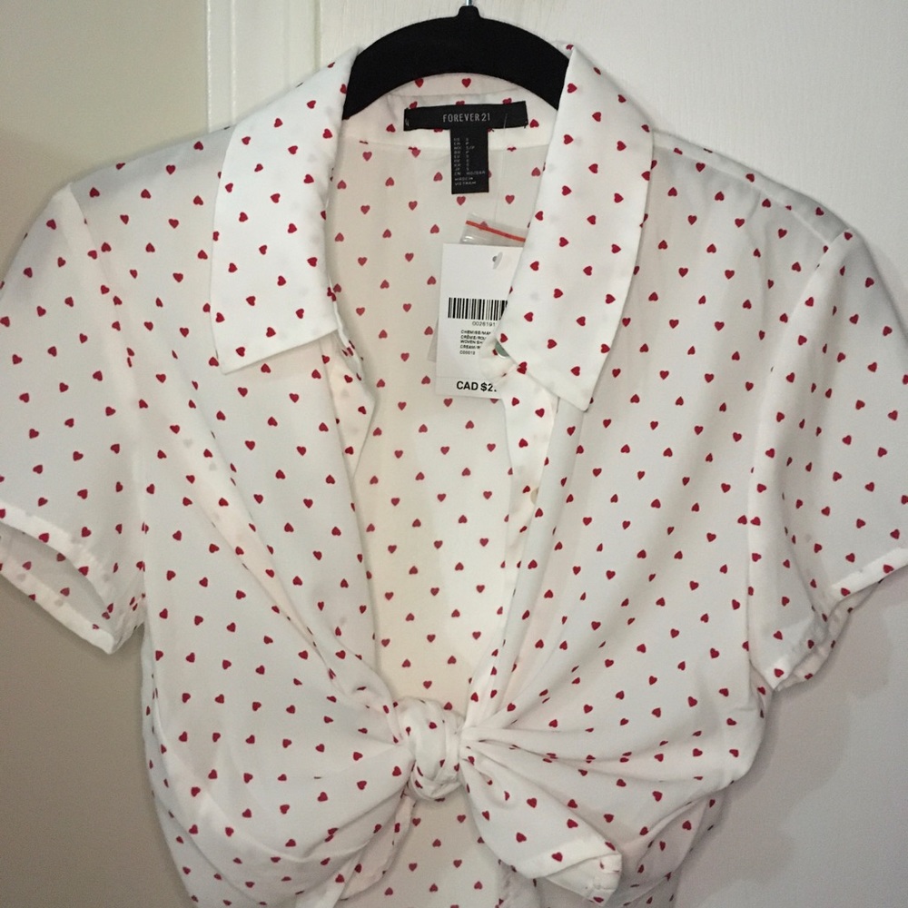 ❤️Forever 21 Pretty blouse with hearts ♥️ all over it.